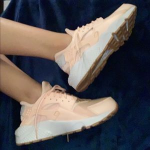 Nike light pink huaraches